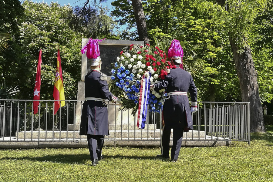 En Madrid festejaron el aniversario de la Independencia Nacional con una ofrenda floral ante el monumento del Mariscal López