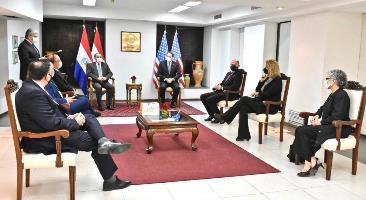 Paraguay condecora a McClenny por su contribución al fortalecimiento de la relación con los EEUU