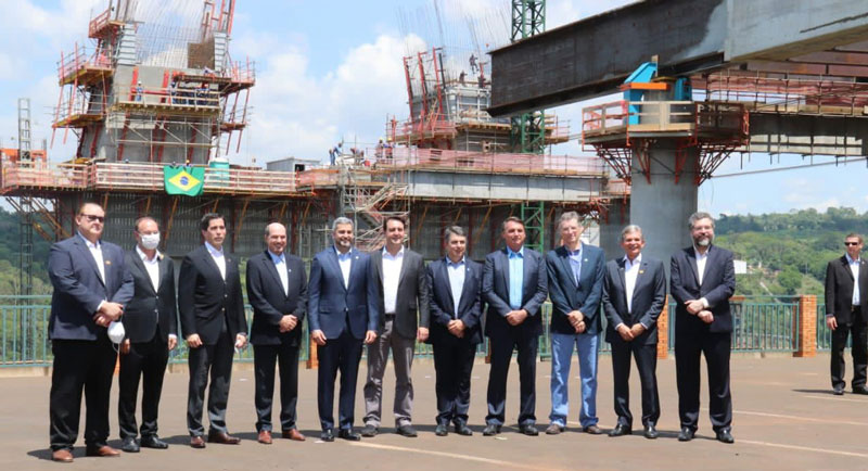 Abdo Benítez y Bolsonaro verifican avances del Puente de Integración