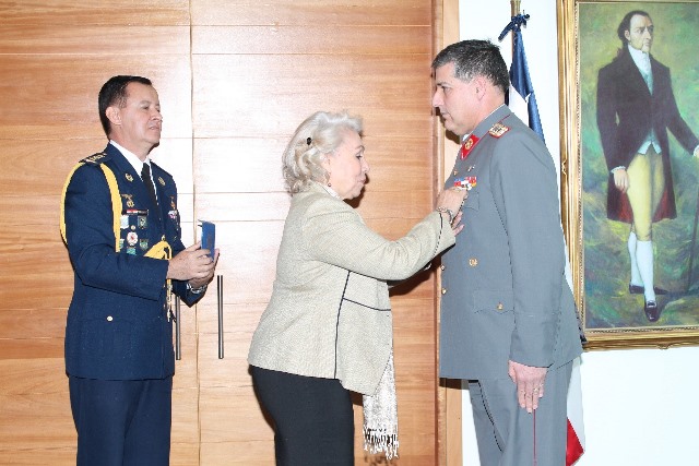 En Santiago fue condecorado el Agregado de Defensa Naval y Aéreo de Chile en Paraguay