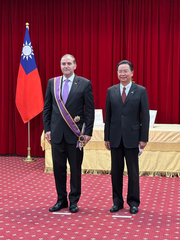 Condecoran al Ministro de Relaciones Exteriores del Paraguay en la República de China (Taiwán)