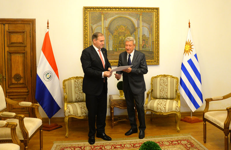 Canciller Nacional recibe copias de cartas credenciales de Embajador de la República Oriental del Uruguay