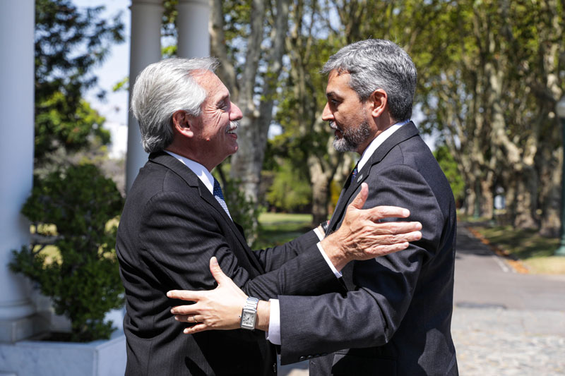 Los presidentes Abdo Benítez y Fernández se comprometen a revisar las medidas que puedan afectar la eficiencia de la navegación fluvial