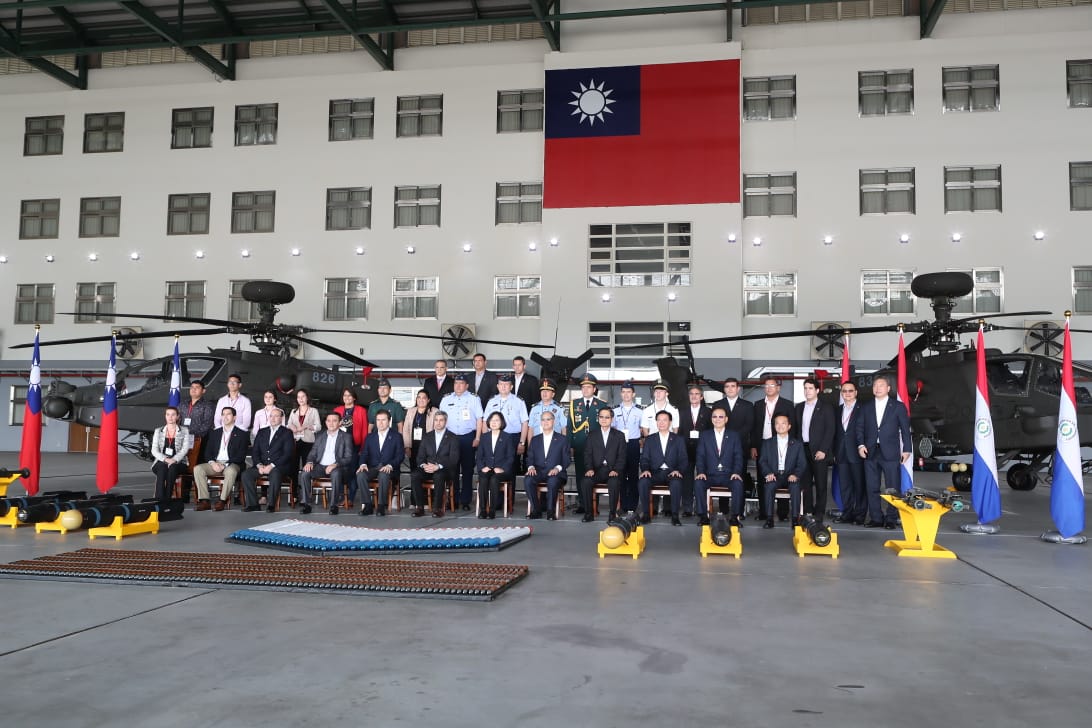 Presidente Abdo Benítez observó ejercicios aéreos y terrestres en una base militar en Taiwán donde oficiales paraguayos realizan cursos de entrenamiento