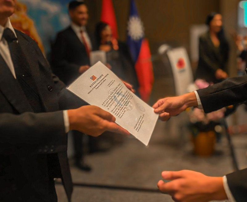 Gobierno taiwanés entrega becas a paraguayos para estudios de grado, maestría e idiomas