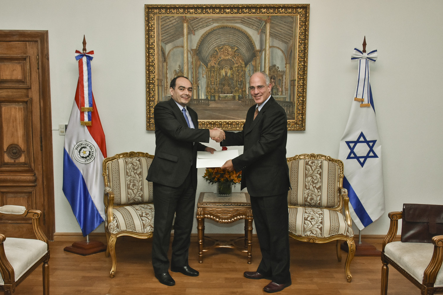 Embajador de Israel entrega copias de sus cartas credenciales al ministro de Relaciones Exteriores