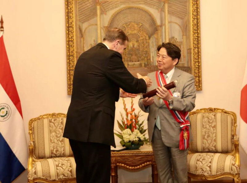 Paraguay condecora al ministro Hayashi con la Orden Nacional del Mérito en el Grado de Gran Cruz Extraordinaria
