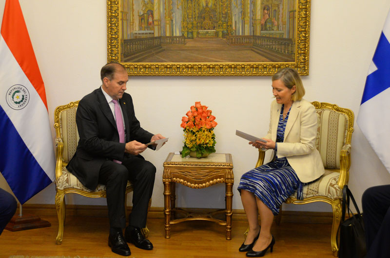 Ministro de Relaciones Exteriores recibe copias de cartas credenciales de embajadora de la República de Finlandia