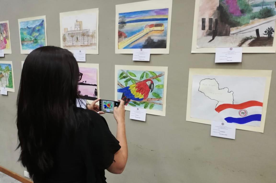 Exponen muestra con dibujos de estudiantes secundarios de Rusia inspirados en el Paraguay