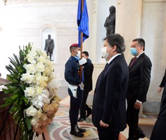 Canciller y presidenta de la ADEP depositaron una ofrenda floral en el Día de la Diplomacia