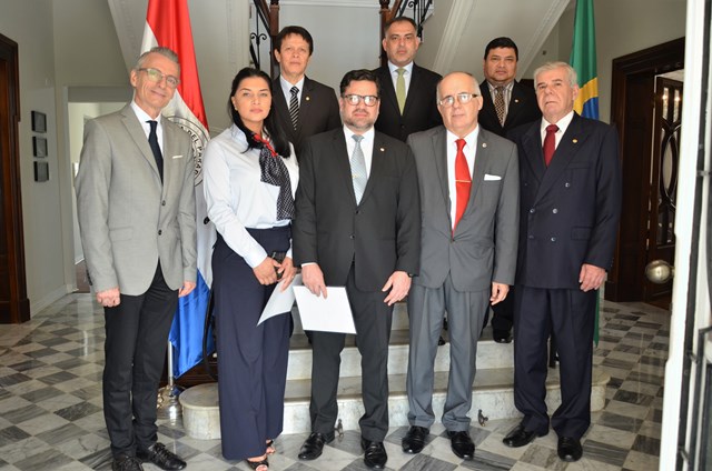 Ministro de Cultura visitó el Consulado en Curitiba y renovó acuerdo con la Bienal