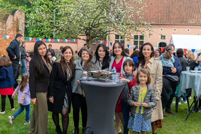 Paraguayos en Bruselas rinden homenaje a la Patria y a las madres