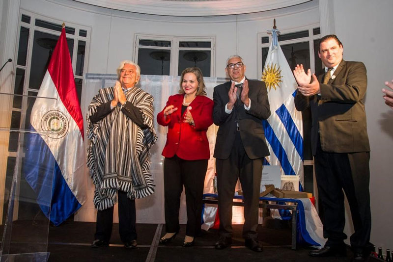 Embajada del Paraguay en Uruguay galardonó con el  “Poncho de 60 listas” al expresidente Lacalle Herrera