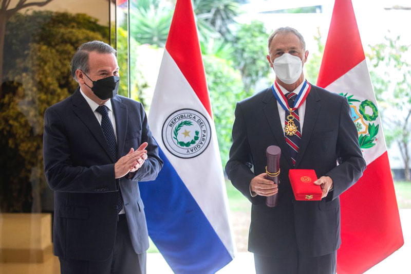 Viceministro Dos Santos entregó condecoración al alcalde de Lima, Jorge Muñoz Wells