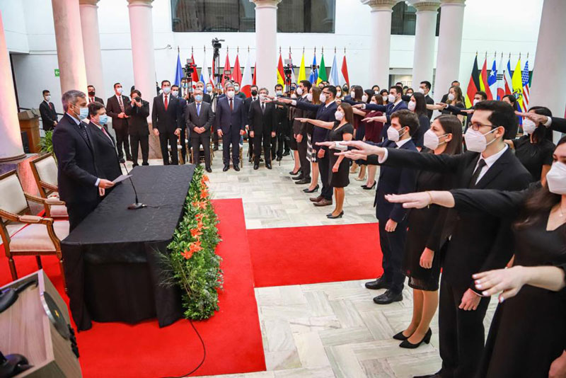 El presidente Abdo tomó juramento a los nuevos profesionales diplomáticos de las promociones 2018, 2019 y 2020 