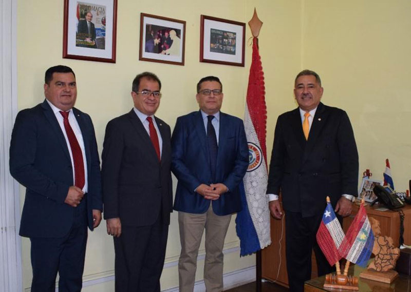 Reunión del cónsul general del Paraguay en Iquique con el defensor regional de Tarapacá
