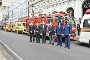 Japón entregó en donación ambulancias, camiones autobombas y carro químico a bomberos del Paraguay