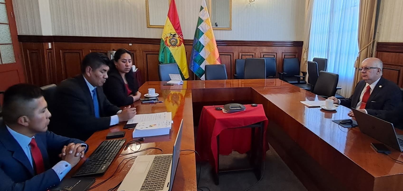 Reunion_en_Bolivia.jpeg