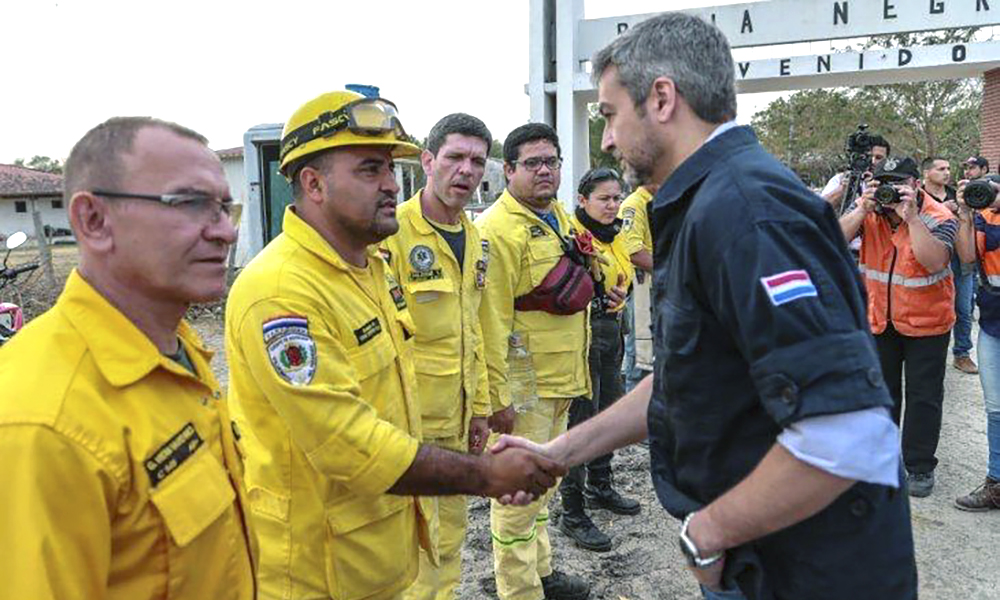 Presidente_con_Bomberos..jpg