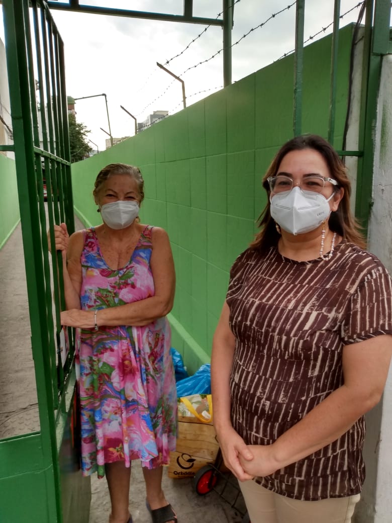 Entrega de cestas básicas en Cachambi