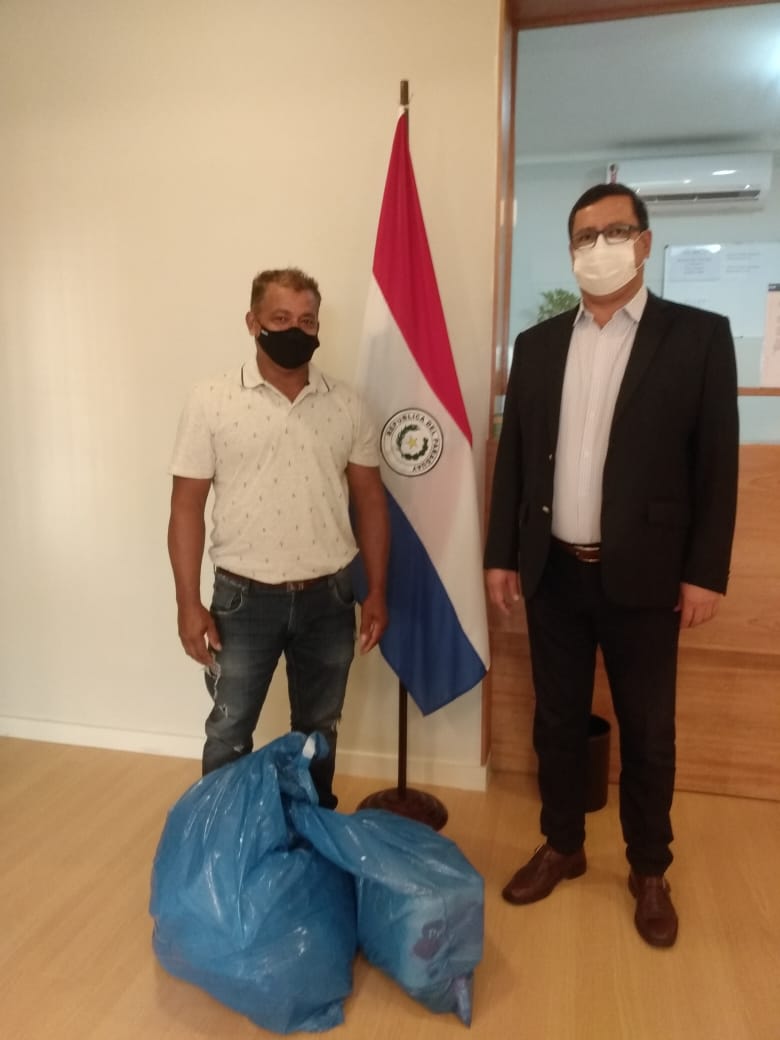 Entrega de cestas básicas en el Consulado