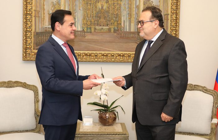 Canciller recibe copias de cartas credenciales de nuevo embajador de Ecuador