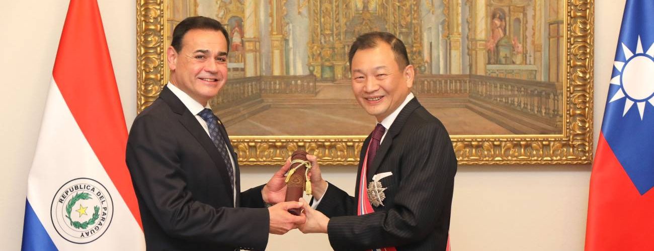 Gobierno condecora a embajador de Taiwán por término de misión