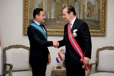 Condecoración entre cancilleres - destacado