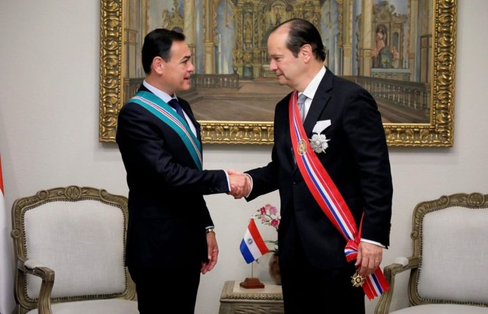 Condecoración entre cancilleres - destacado