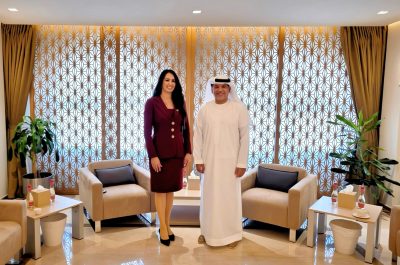 Embajadora Carolin Konther López y el subsecretario del Ministerio de Cambio Climático y Medioambiente de los Emiratos Árabes Unidos (MOCCAE), Mohammed Saeed Al Nuaimi.
