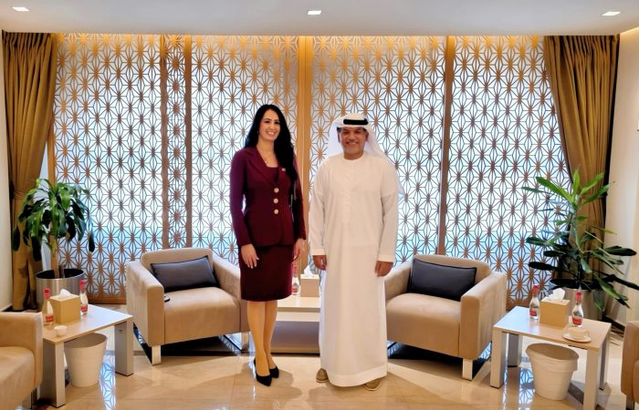 Embajadora Carolin Konther López y el subsecretario del Ministerio de Cambio Climático y Medioambiente de los Emiratos Árabes Unidos (MOCCAE), Mohammed Saeed Al Nuaimi.