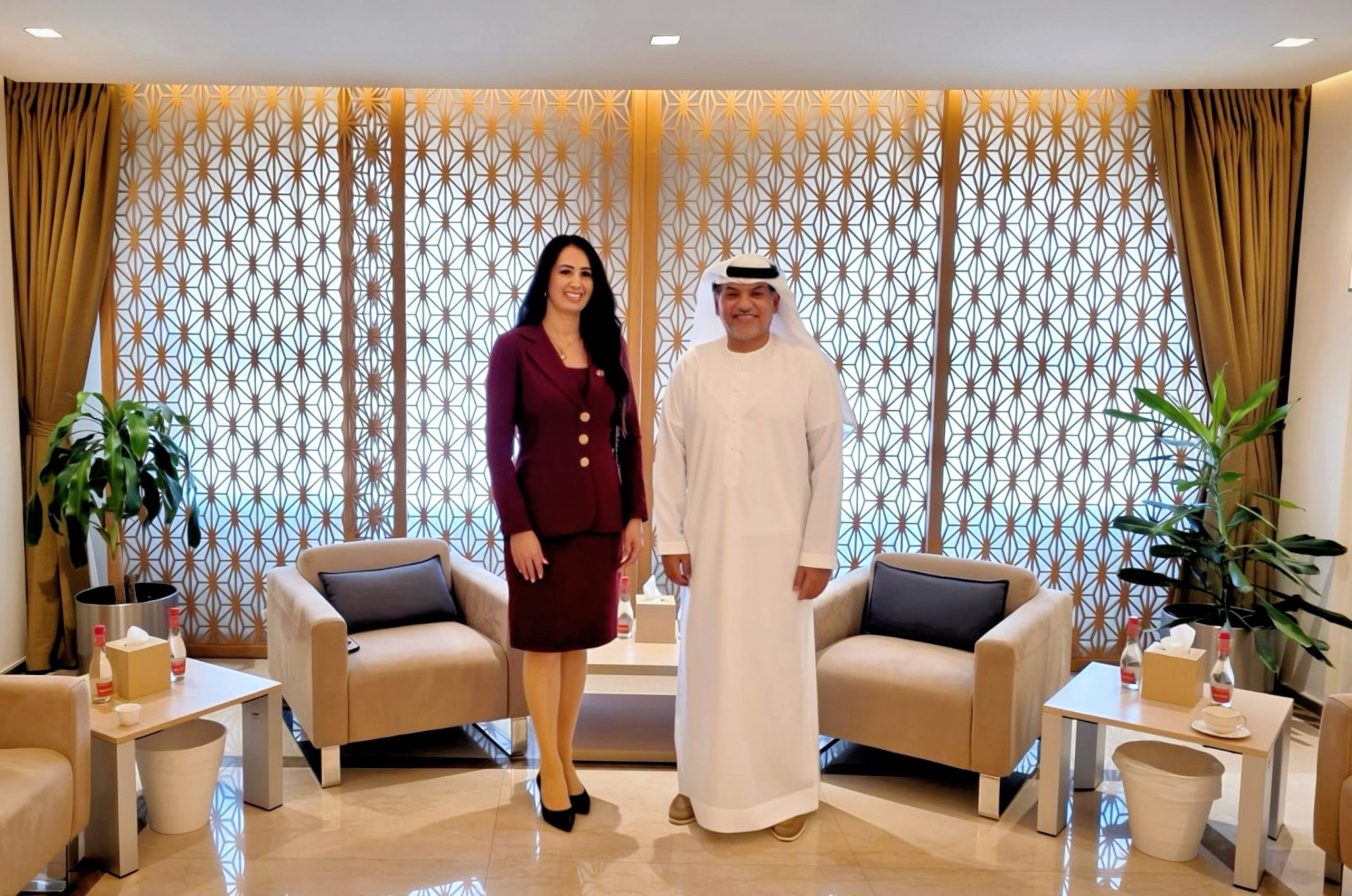 Embajadora Carolin Konther López y el subsecretario del Ministerio de Cambio Climático y Medioambiente de los Emiratos Árabes Unidos (MOCCAE), Mohammed Saeed Al Nuaimi.