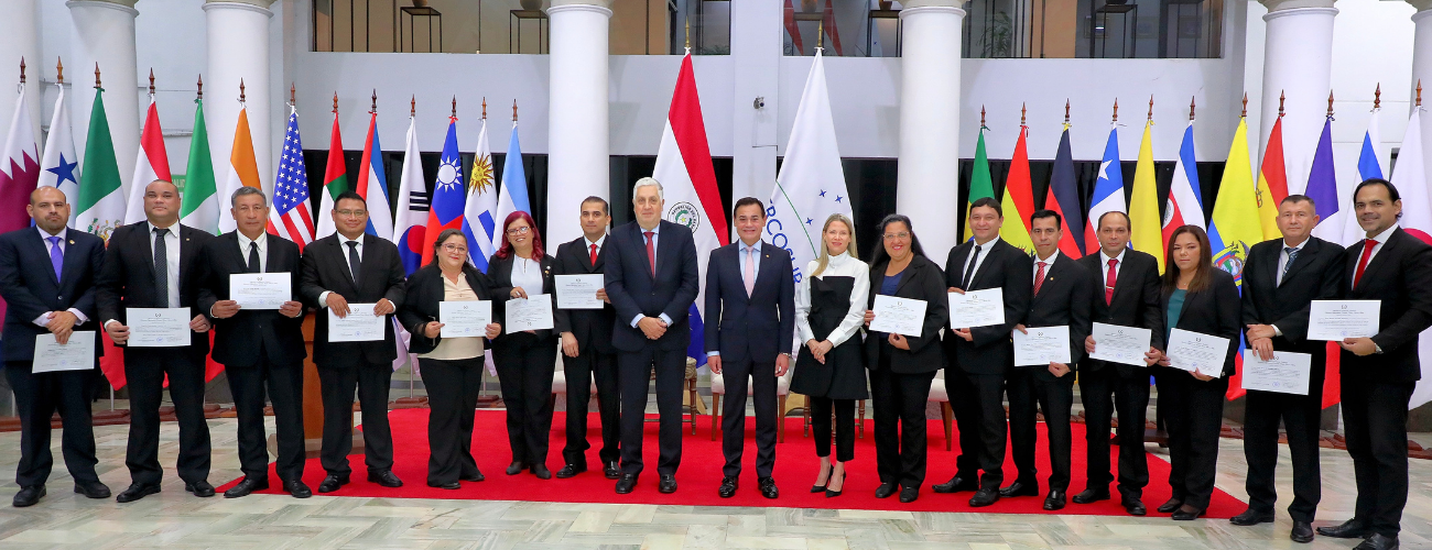Canciller encabezó acto de egreso del primer curso de formación del Servicio Administrativo y Técnico